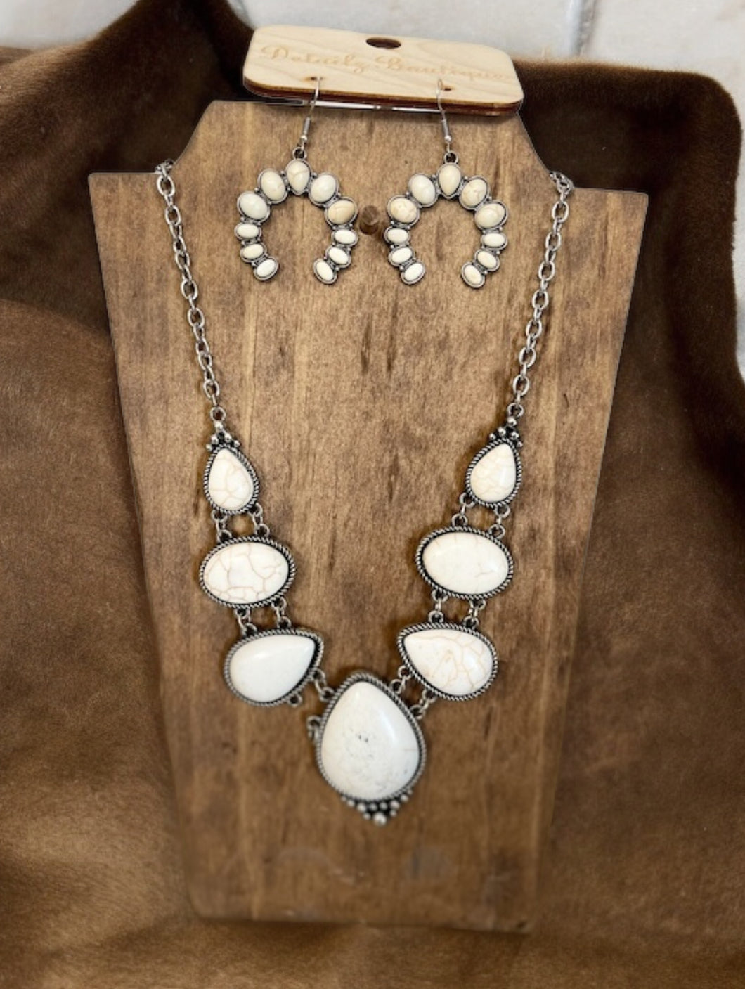 Off White Tear Drop Necklace - Cheekys