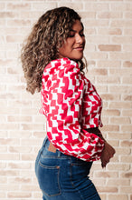 Load image into Gallery viewer, Zola Zip Up Abstract Print Crop Top in Magenta